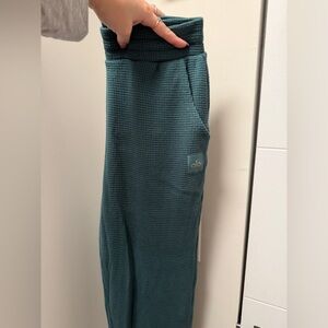 Alo Yoga Waffle Weekend Escape Jogger size Medium in Winter Ivy SOLD OUT